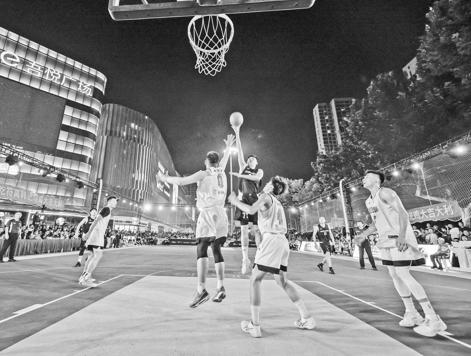 手持助威旗, 以超高的三, 呐喊声震耳