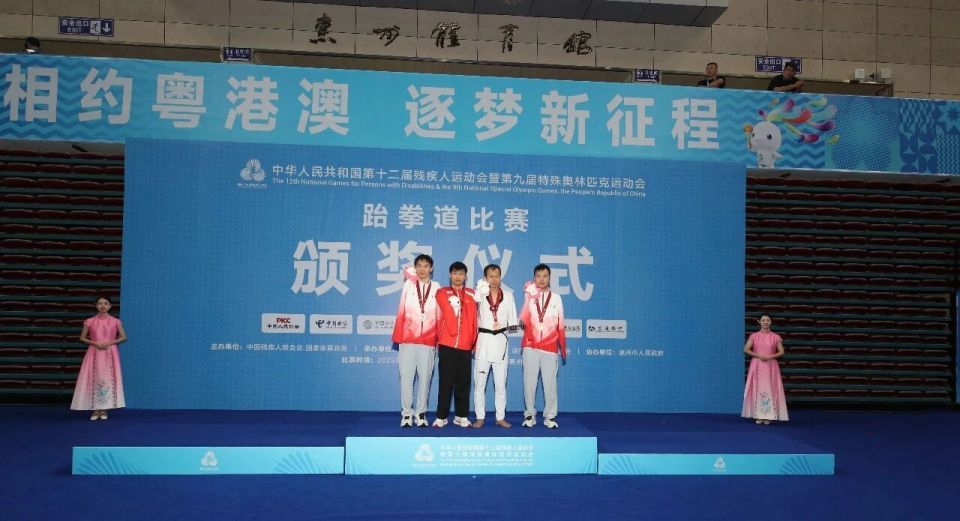 双臂缺失, 强毅力的认, 是他人生的